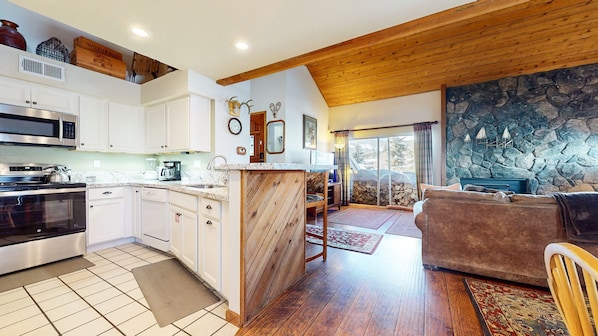 Condo, 2 chambres | Cuisine privée | Réfrigérateur, four à micro-ondes, lave-vaisselle, cafetière-théière