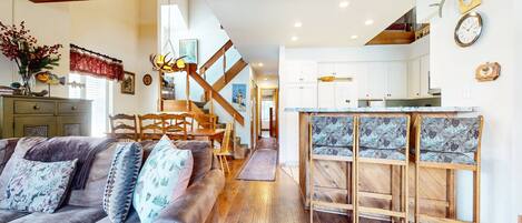 Apartamento, 2 habitaciones | Zona de estar | Una televisión de pantalla plana