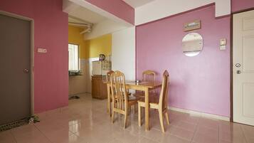 Apartamento básico, 1 quarto | Sala de jantar