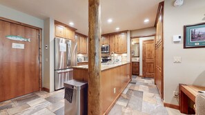 Condo, 1 Bedroom | Dapur peribadi | Peti sejuk, ketuhar gelombang mikro, mesin basuh pinggan mangkuk 