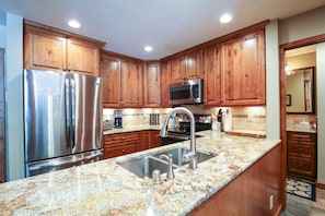 Condo, 1 habitación | Cocina privada | Refrigerador, microondas, lavavajillas y cafetera y tetera