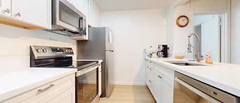 Condo, 2 Bedrooms | Private kitchen
