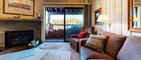 Televisión LCD, chimenea, reproductor de DVD