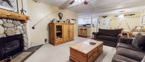Apartment, 1 Schlafzimmer | Wohnzimmer | Fernseher, Kamin