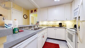 Condo, 1 Bedroom | Private kitchen | Fridge, microwave, dishwasher, coffee/tea maker - Summit #3 1 Bedroom Condo (Mammoth Lakes)