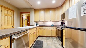 Huoneisto, 1 makuuhuone | Yksityinen keittiö | Jääkaappi, mikroaaltouuni, astianpesukone, kahvin-/teenkeitin