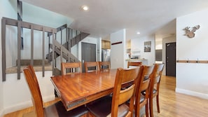 Condo, 2 Bedrooms | Dining - Summit #244 3 Bedroom Condo (Mammoth Lakes)