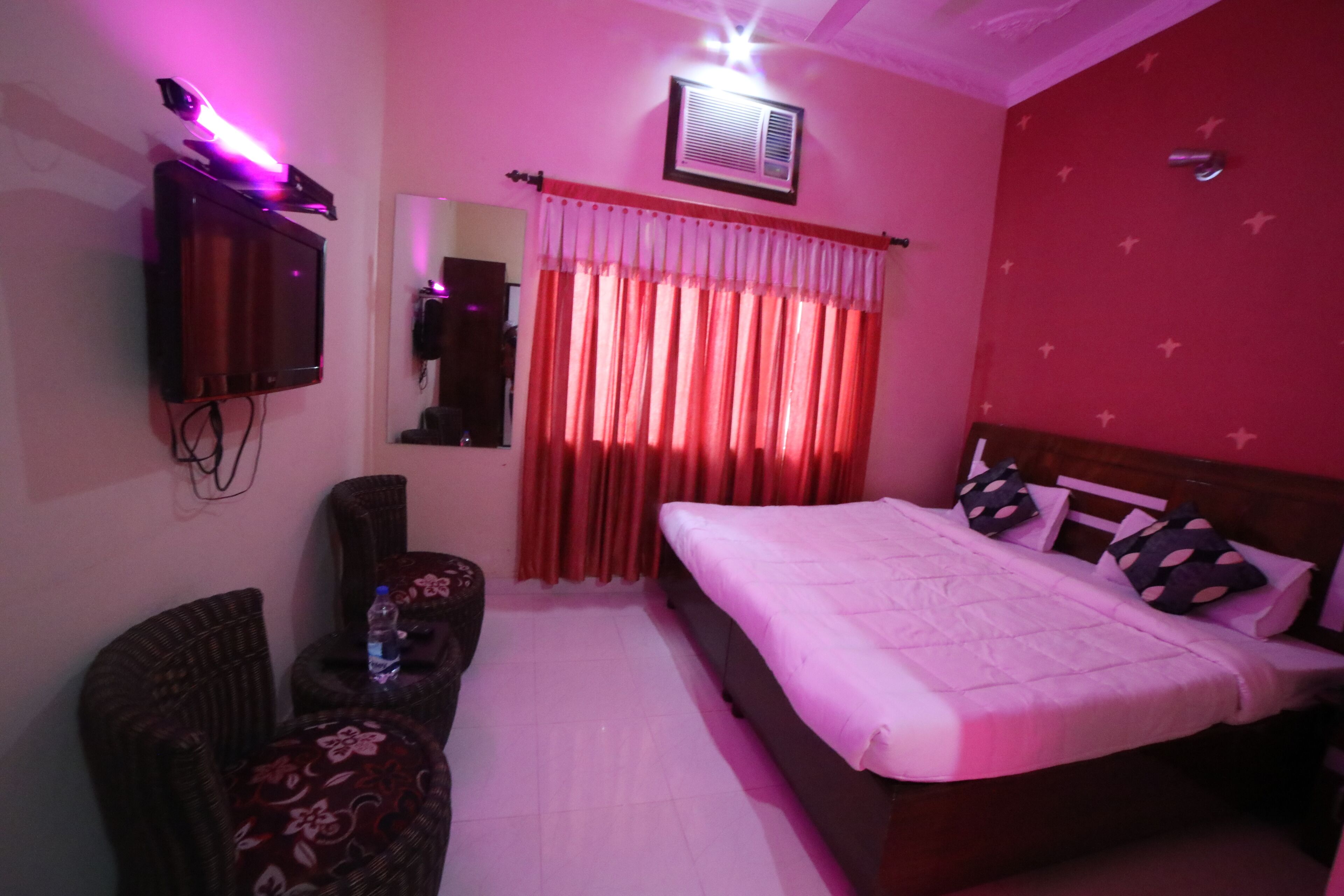 2 habitaciones, ropa de cama de alta calidad y escritorio 