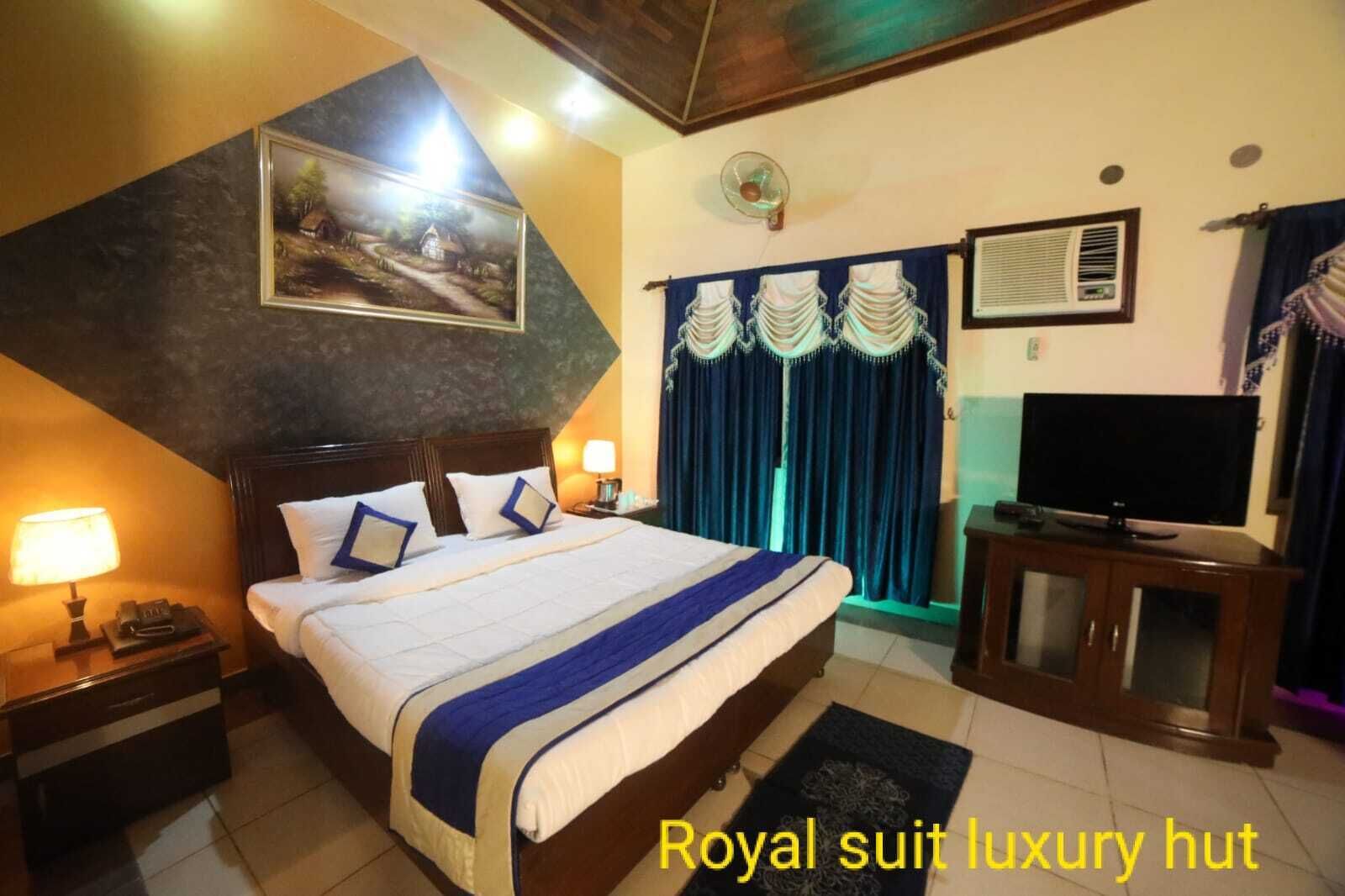 Royal Tent | 2 bedrooms, premium bedding, desk, iron/ironing board