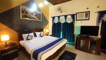 Royal Tent | 2 bedrooms, premium bedding, desk, iron/ironing board