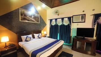 Royal Tent | 2 bedrooms, premium bedding, desk, iron/ironing board