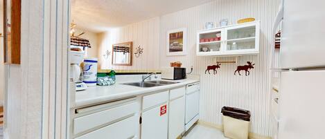 Condo, 1 Bedroom | Private kitchen | Fridge, oven, coffee/tea maker, toaster