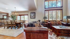 Townhome - 4 sovrum | Vardagsrum | Platt-tv och en stereo