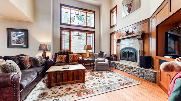 Casa adossada, 4 dormitoris | Sala d'estar | Televisor de pantalla plana i estèreo 