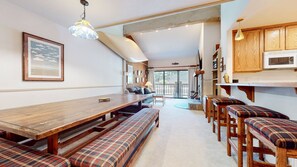 Condo, 2 Bedrooms | Ruang tamu | TV, stereo