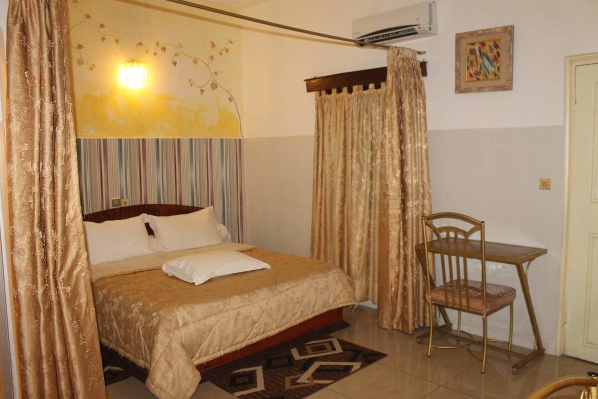 Superior Studio Suite, 1 Queen Bed | Premium bedding, blackout drapes, iron/ironing board, WiFi (free)