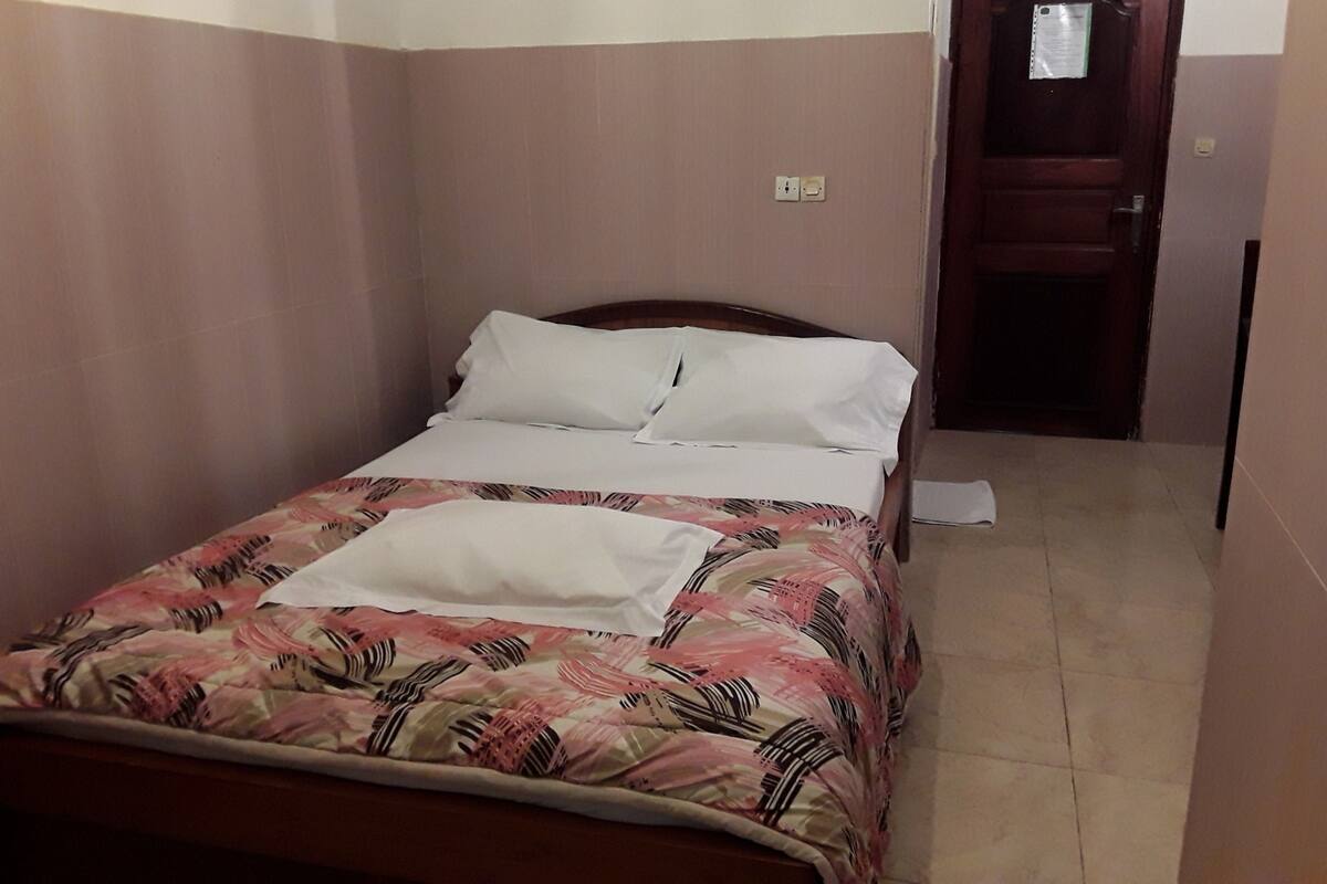 Basic Studio, 1 Bedroom | Premium bedding, blackout drapes, iron/ironing board, WiFi (free)