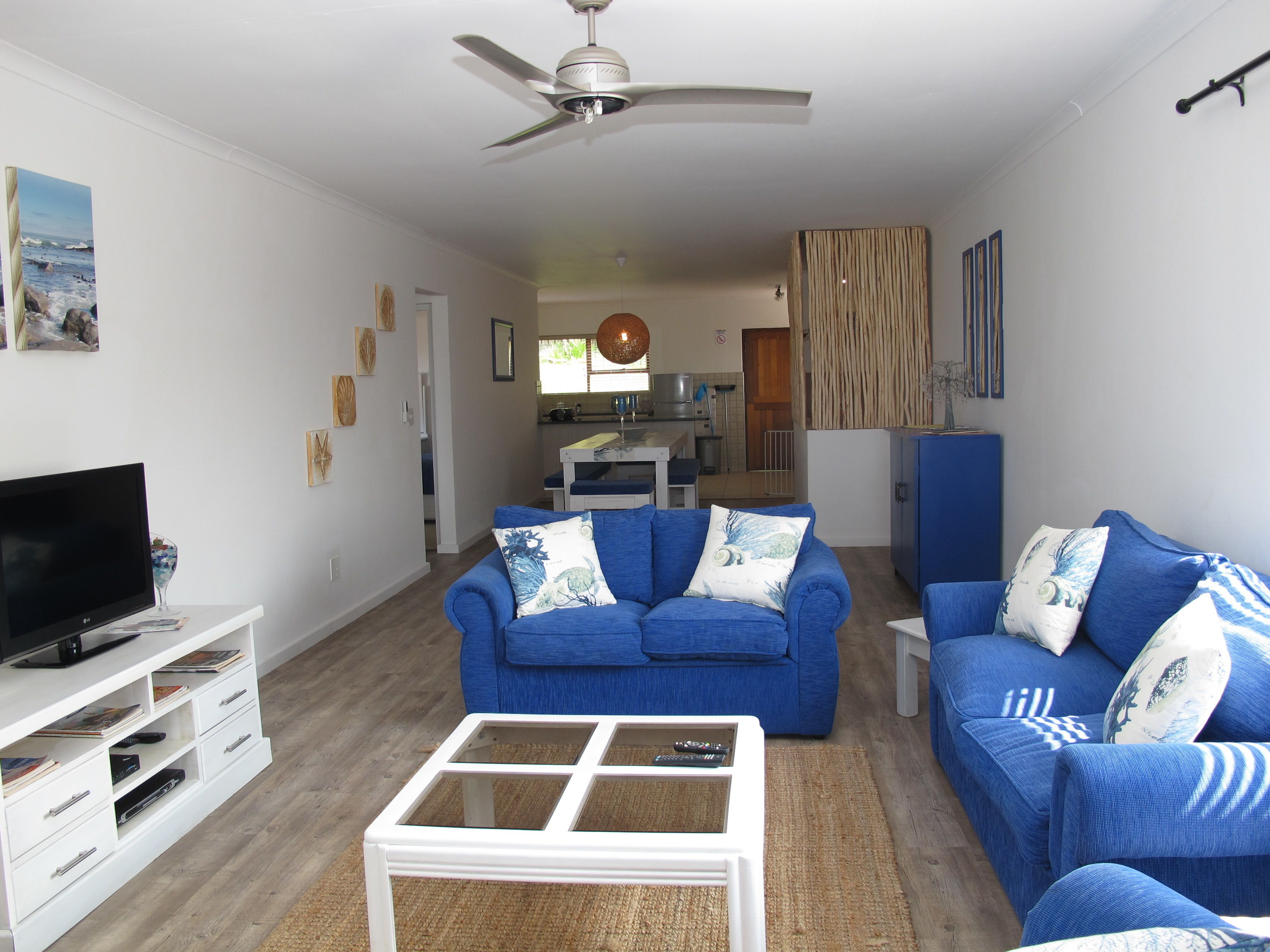 Apartment | Ruang tamu | TV skrin rata, pemain DVD 