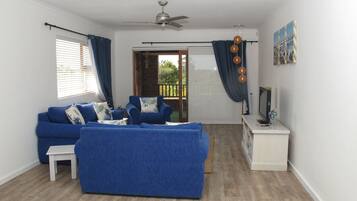 Apartment | Living room | Flat-screen TV, DVD player