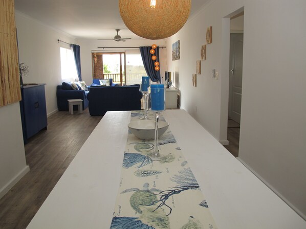 تناول الطعام داخل الغرفة