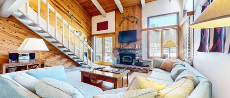 Condo, 1 Bedroom | Ruang tamu | TV, pendiangan