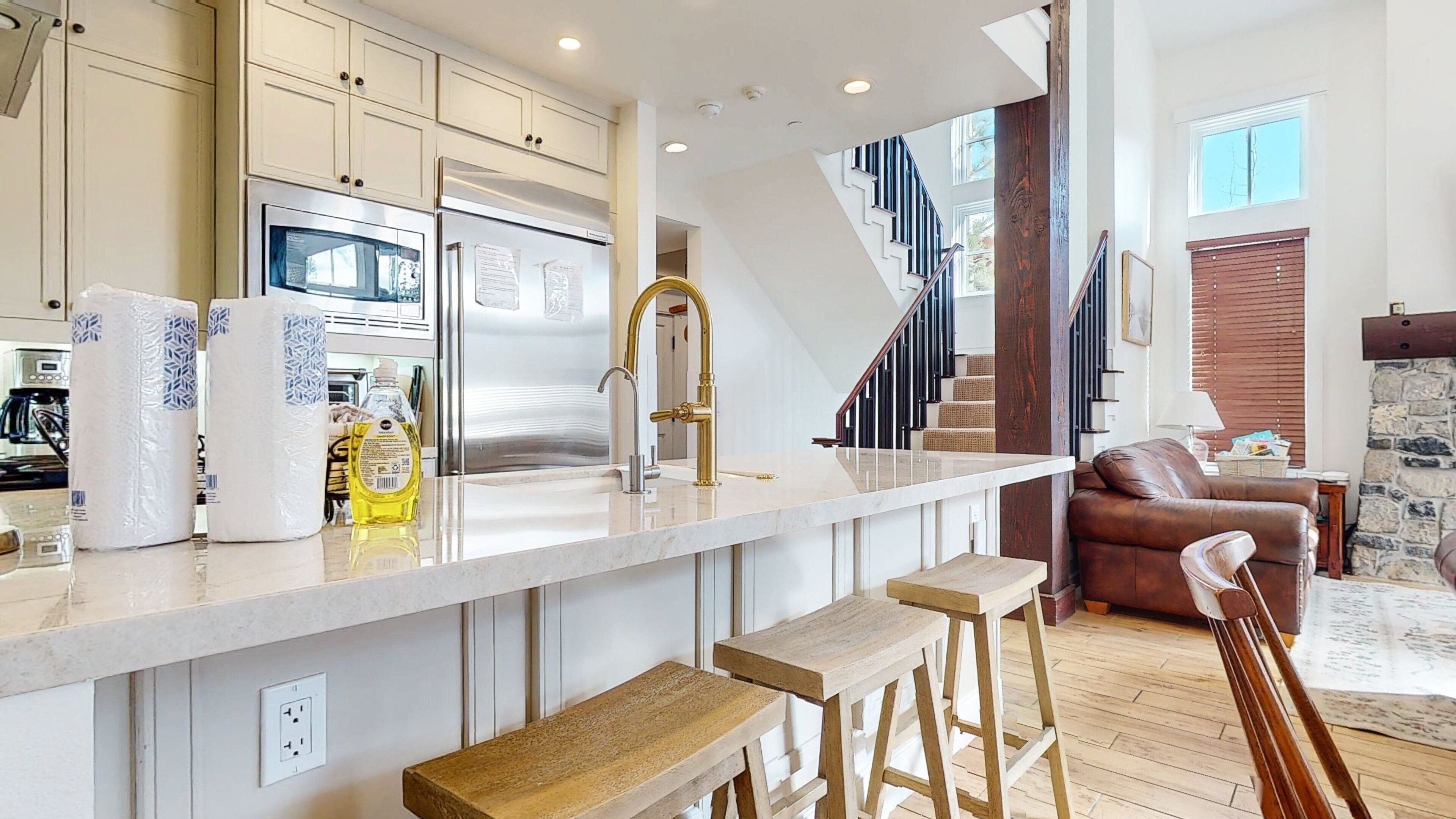 Casa adossada, 4 dormitoris | Cuina privada | Frigorífic, microones, forn i rentaplats 