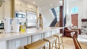 Casa de ciudad, 4 habitaciones | Cocina privada | Refrigerador, microondas, horno y lavavajillas 