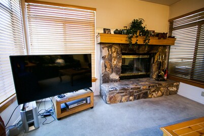 Silver Bear 18 Walk to Canyon Lodge, Cozy, Underground Parking by RedAwning