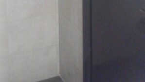 Habitación Premium doble | Baño | Artículos de higiene personal gratuitos y toallas