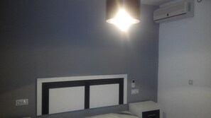 Suite (Jacuzzi) | Free minibar items, free WiFi, bed sheets