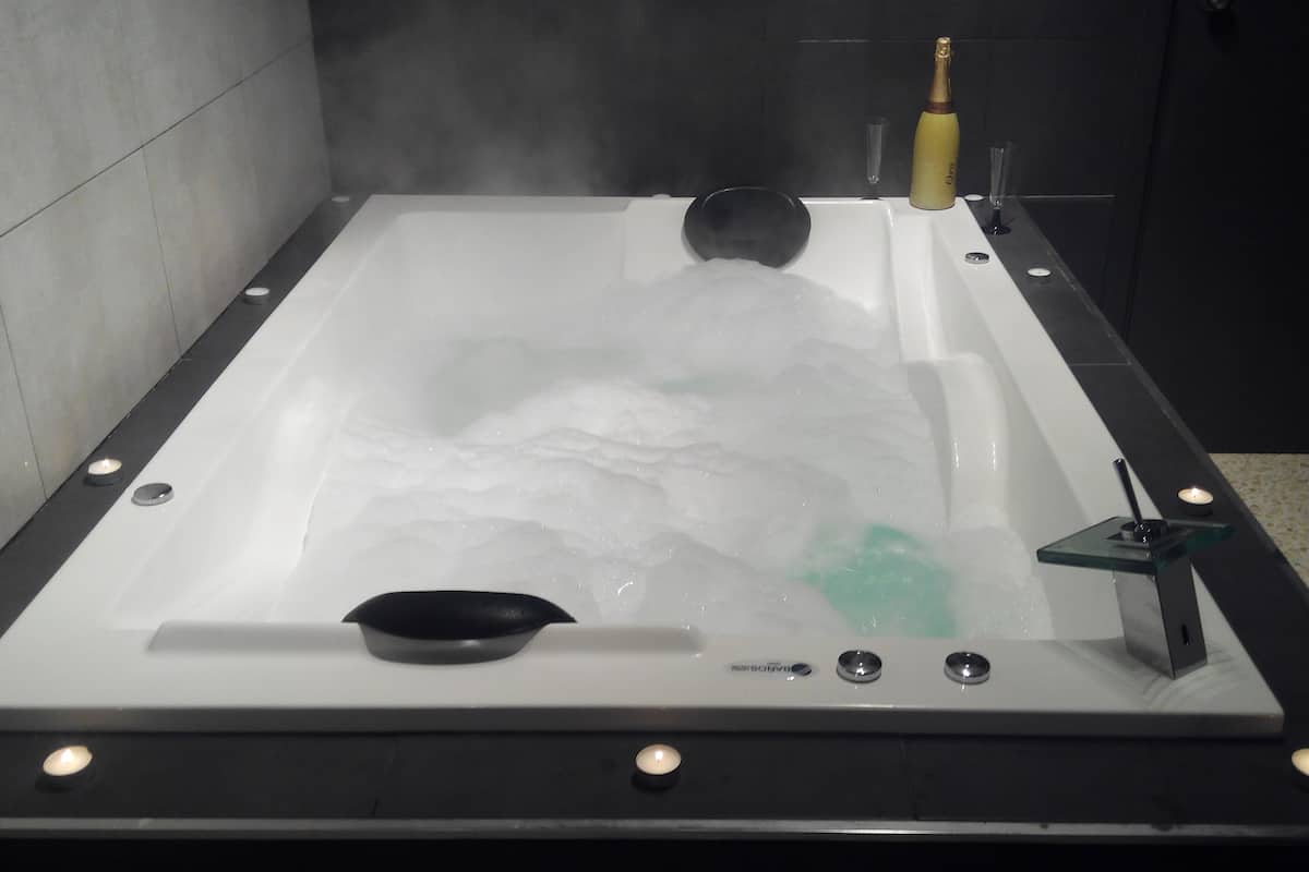 Suite (Jacuzzi) | Jetted tub