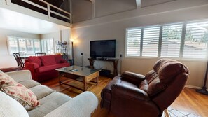 Kondominium, 3 kamar tidur | Ruang keluarga | Smart TV