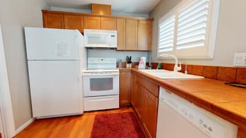 Condo, 3 Bedrooms | Private kitchen | Fridge, microwave, oven, dishwasher