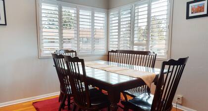 Sierra Manors 8 Pet-Friendly, Short Walk to the Shuttle, Spacious, Centrally Located by RedAwning