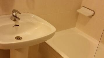 Bathtub, free toiletries, towels