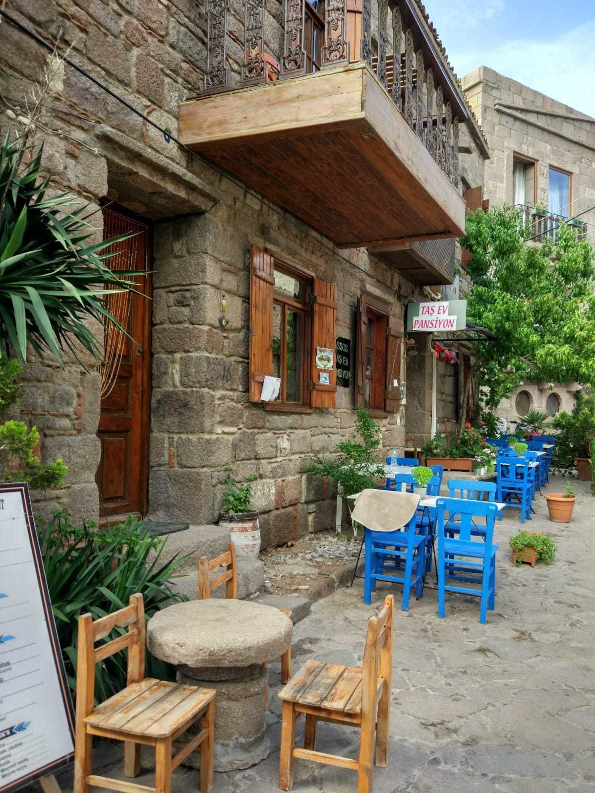 Breakfast, lunch and dinner served