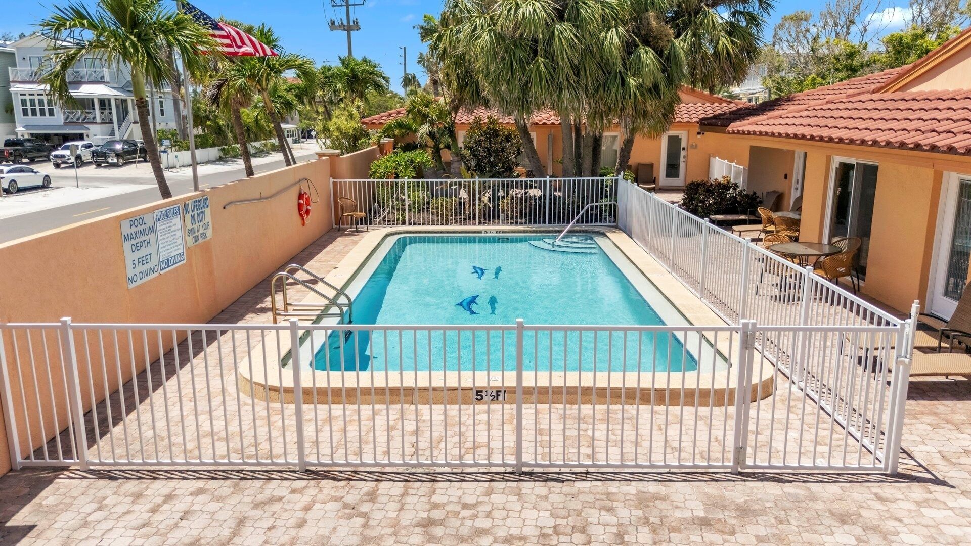 Une piscine dont la profondeur maximale est de 1,5 mètre et où il est interdit de plonger, le tout entouré d’une clôture blanche.