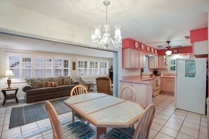 House, 3 Bedrooms | Private kitchen