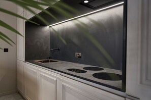 Apartamento Deluxe | Cocina privada | Frigorífico, microondas, horno y placa de cocina