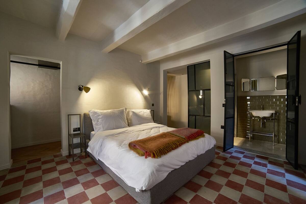 Premium bedding, in-room safe, desk, blackout curtains