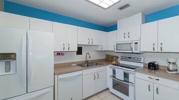 Bungalow, 2 Bedrooms | Private kitchen | Fridge, microwave, oven, dishwasher