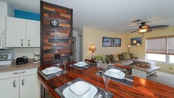 Bungalow, 2 phòng ngủ | Bếp riêng | Tủ lạnh, lò vi sóng, lò nướng, máy rửa bát