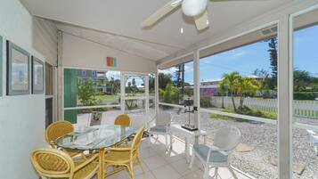 Bungalow, 2 Bedrooms | Outdoor dining