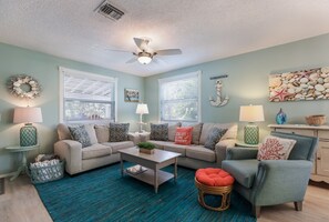 Villa, 2 chambres | Aire de séjour | Téléviseur