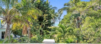 The Lady Fish 3 Bedroom Home by RedAwning