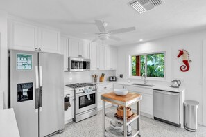 House, 3 Bedrooms | Private kitchen | Fridge, microwave