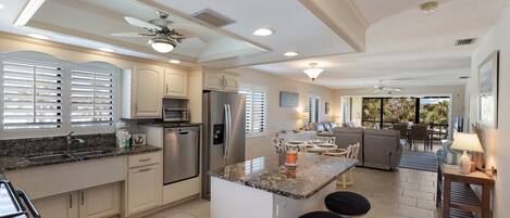 コンドミニアム 2 ベッドルーム | 専用キッチン | 冷蔵庫、電子レンジ、食器洗い機、コーヒー / ティーメーカー