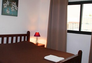 1 chambre, fer et planche à repasser, lits bébé (gratuits)