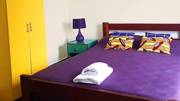 1 quarto, ferros/tábuas de passar roupa, berços grátis