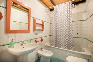 Kamar mandi | Shower, handuk,  dan tisu toilet